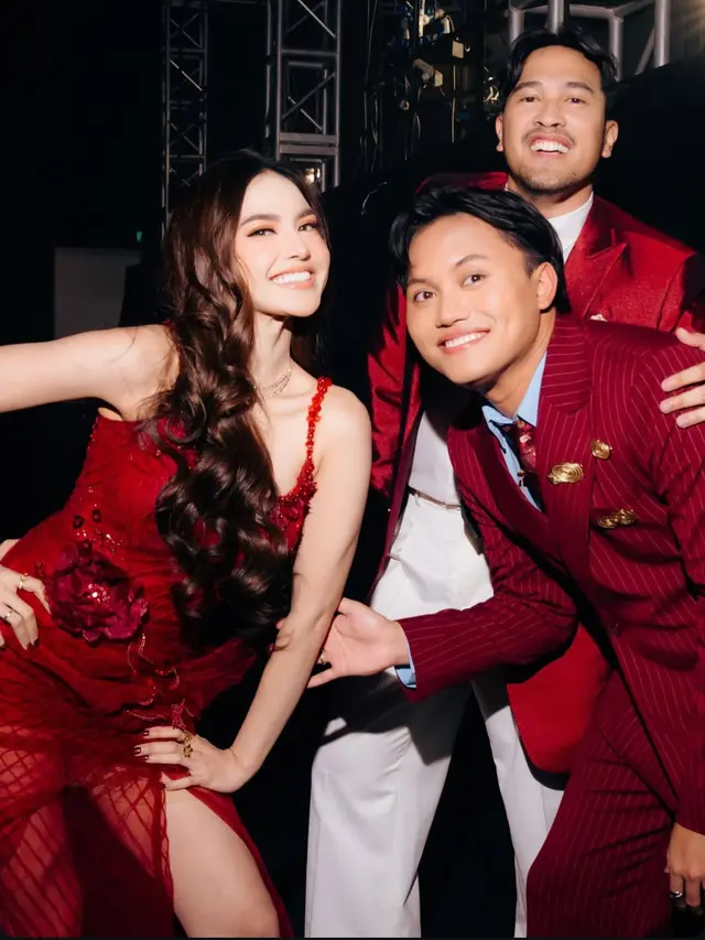 Rizky Febian dan Adrian Khalif kompak mengenakan jas Merah. [@rizkyfbian]