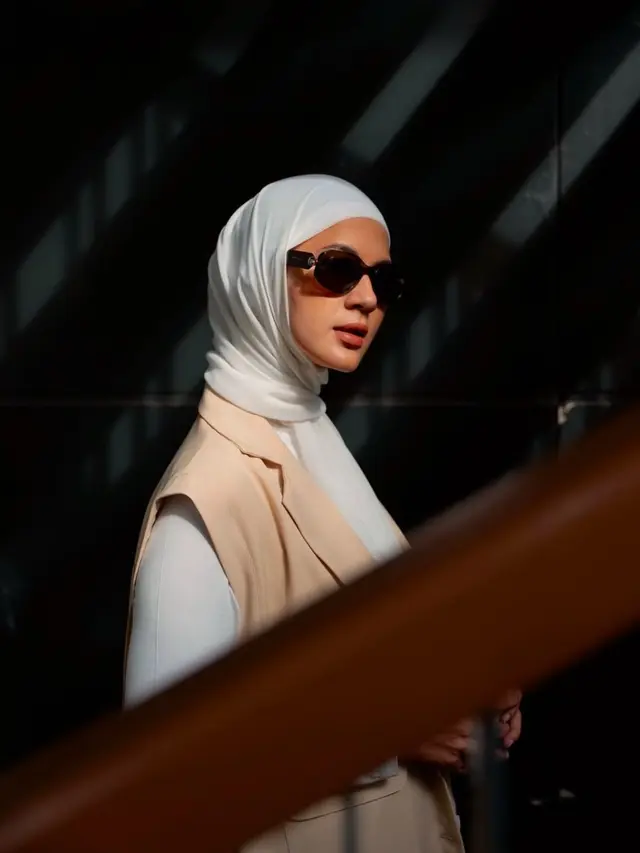 Gaya Paula Verhoeven Dari Kerja ke Liburan dengan Kacamata Hitam (Instagram/@paula_verhoeven)