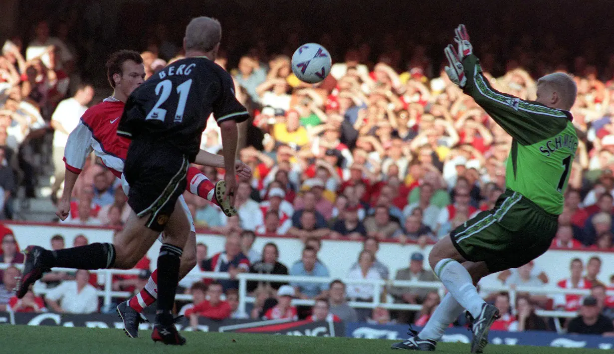 Freddie Ljungberg. Sayap kanan Swedia yang kini berusia 45 tahun yang telah pensiun pada Januari 2015 bersama Mumbai City ini pernah berseragam Arsenal selama 9 musim mulai 1998/1999 hingga 2006/2007. Ia didatangkan Arsenal dari Halmstad BK dengan nilai transfer 4,5 juta euro. Ia langsung mencetak 1 gol pada laga debutnya di Liga Inggris saat Arsenal mengalahkan tamunya Manchester United dengan skor 3-0 di pekan ke-6 musim 1998/1999 (20/9/1998). Bersama The Gunners ia total tampil dalam 324 laga di semua ajang dengan torehan 71 gol dan 37 assist. (AFP/PA/Tony Harris)