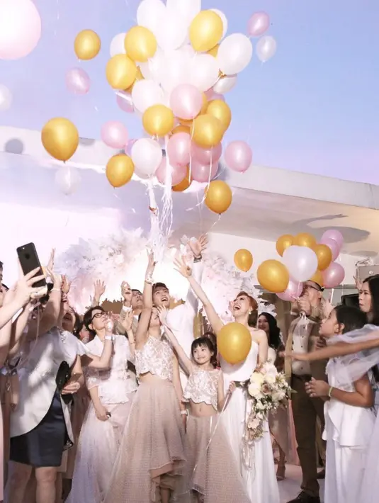 Satu hari setelah  pernikahan itu berlangsung, Lee Jeong Hoon mengunggah foto pesta pernikahannya. Ia yang tampan memakai jas bewarna coklat dan Moa dengan gaun putihnya yang elegan. (Instagram/leejeonghoon)