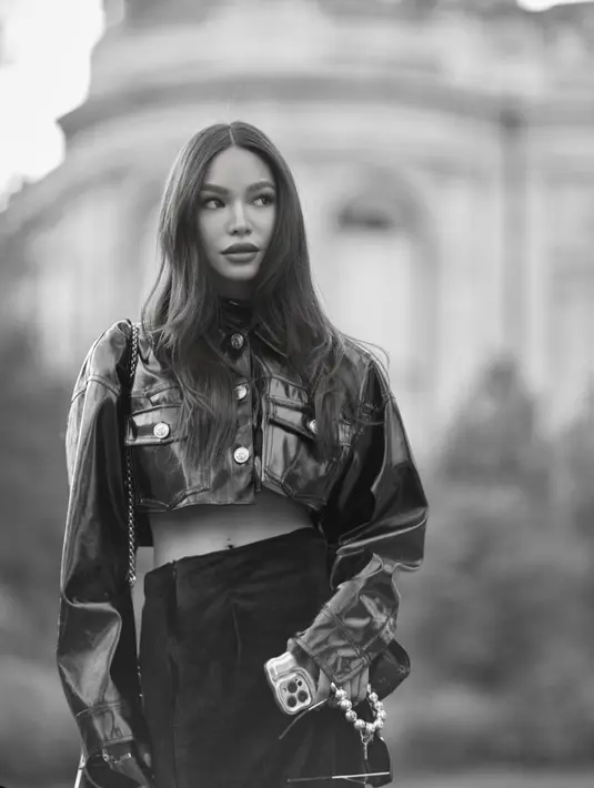 <p>Bergaya kasual, jaket crop dengan material kulit menghadirkan kesan yang edgy. [Foto: Instagram/Karraminah]</p>