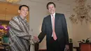 Gubernur DKI, Basuki T Purnama (kiri) bersalaman dengan duta besar Amerika Robert O. Blake, Jr, Jakarta, Senin (8/6/2015). Robert melaporkan gedung kedutaan amerika yang sedang di bangun di Jalan Medan Merdeka Selatan. (Liputan6.com/Herman Zakharia)