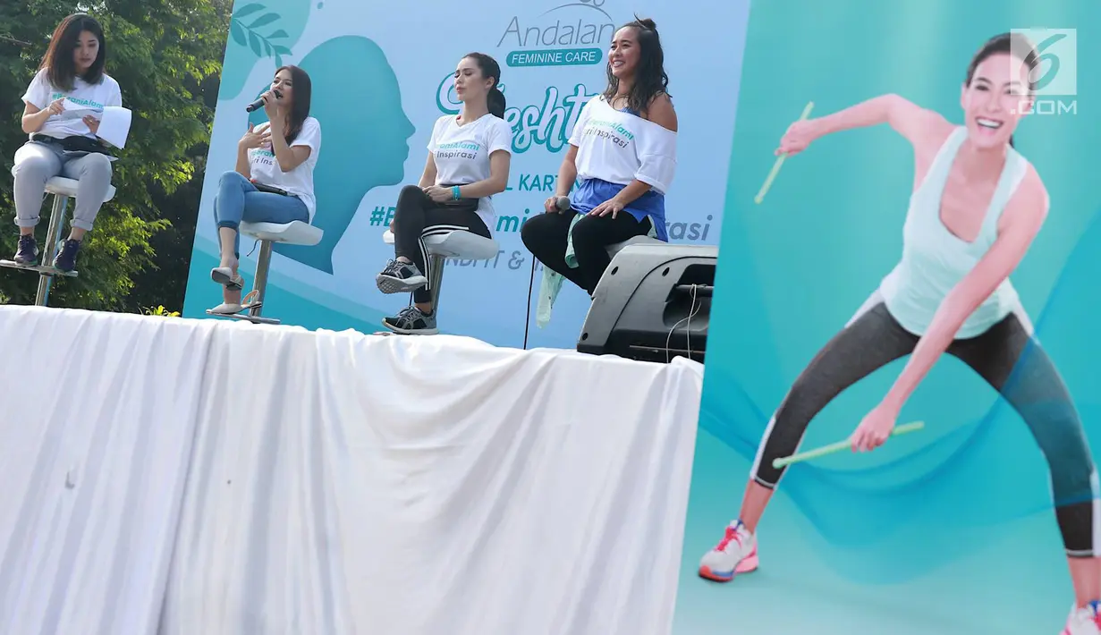 Andalan Feminine Care Brand Talent Sonya Pandarmawan (dua kiri) berbicara dalam Andalan Freshtival Special Kartini Day di Senayan, Jakarta, Minggu (21/4). Acara yang digelar untuk memperingati Hari Kartini tersebut mengajak kaum wanita berani tampil menjadi inspirasi. (Liputan6.com/ImmanuelAntonius)