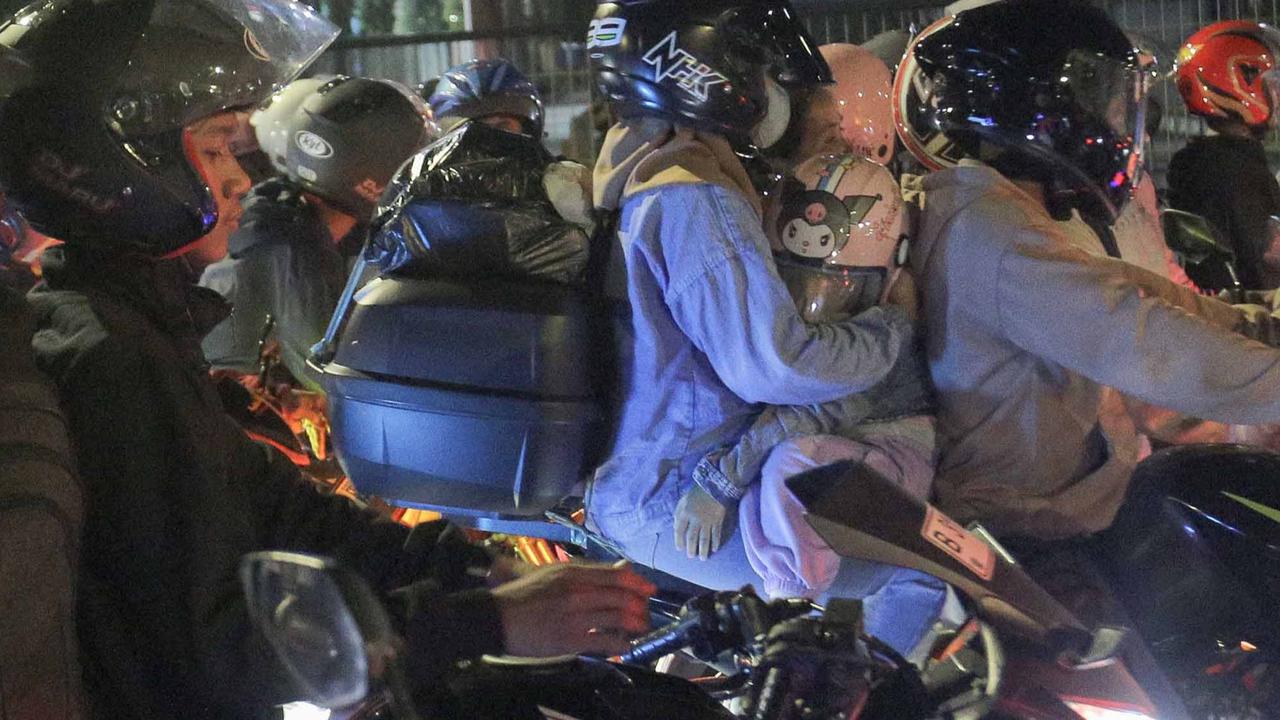 FOTO: Sambil Tidur di Motor, Warga Antri Masuk Kapal Di Puncak Arus Mudik Ciwandan