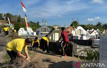 Polres Bangka Terjunkan Puluhan Personel Bersihkan Pemakaman Tionghoa di Sungailiat
