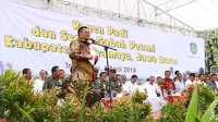 Bupati Indramayu H. Supendi saat menemani Menteri Pertanian panen raya padi seluas 150 hektar di desa Tambi, Kecamatan Sliyeg, Kabupaten Indramayu.