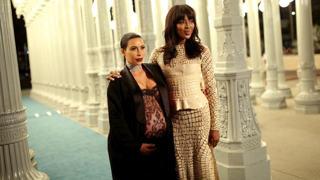 20151107-Kim Kardashian Umbar Tubuh Seksi di Gala LACMA 2015-Los Angeles