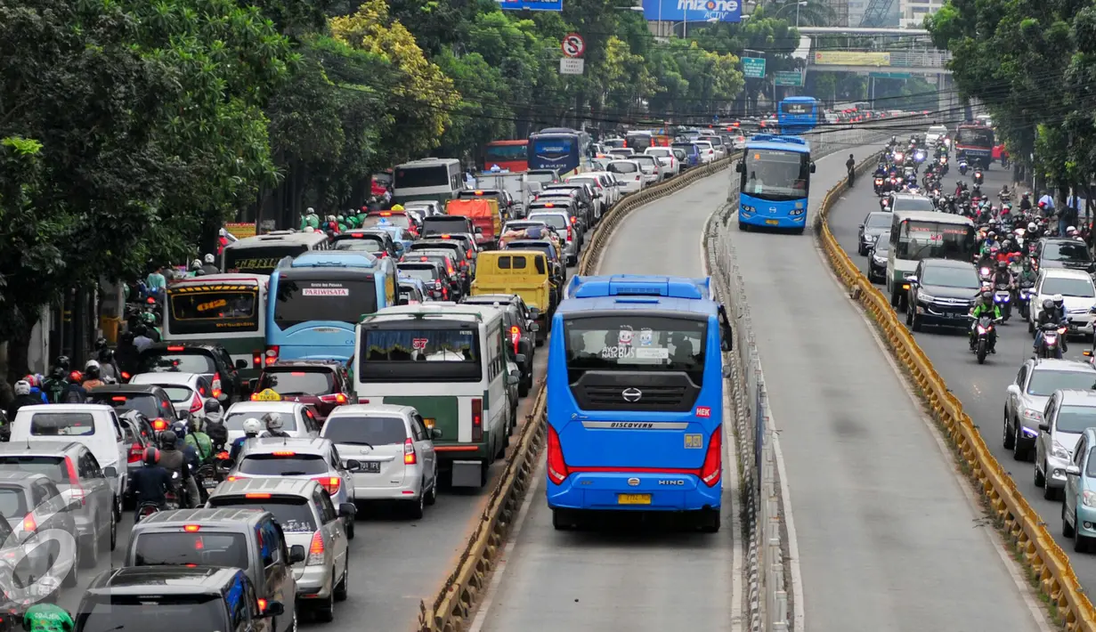 Bus Transjakarta melintas dengan lancar di Jalan Mampang Prapatan, Jakarta, Selasa (14/6/2016). Untuk menjaga jalur Transjakarta tetap steril, Dishub DKI Jakarta mengerahkan puluhan petugas. (Liputan6.com/Yoppy Renato)
