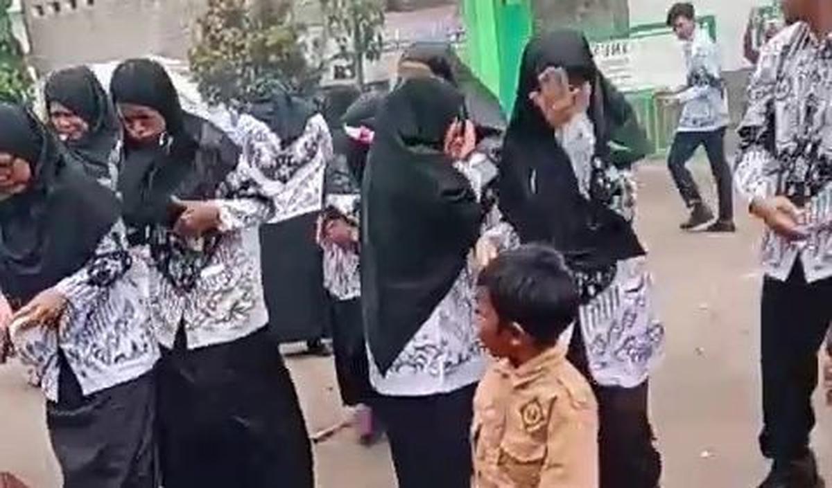Sebanyak 10 orang guru yang mengalami luka-luka langsung dilarikan ke rumah sakit untuk mendapat pertolongan.&nbsp;<br>
