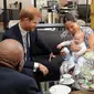 Meghan Markle, Pangeran Harry, dan Archie saat tur kerajaan di Afrika Selatan. (HENK KRUGER / POOL / AFP)