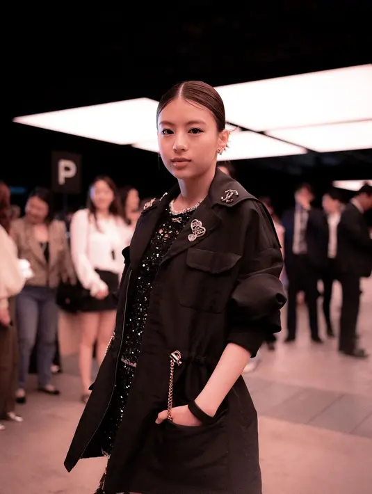 Natsuki Deguchi tampil serba hitam kenakan cotton knit top dengan matching shorts dari SS23 RTW collection. [Credit: CHANEL].