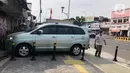 Kendaraan terparkir di sekitar trotoar kawasan Jatinegara, Jakarta, Selasa (14/7/2020). Tidak adanya sanksi tegas membuat trotoar yang telah diperlebar tersebut justru dimanfaatkan sebagai lahan parkir liar yang mengganggu ketertiban umum. (Liputan6.com/Immanuel Antonius)