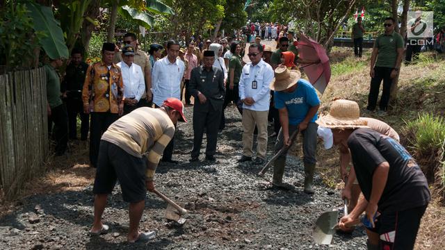 Jokowi Tinjau Program Padat Karya Tunai di Desa Pematang Panjang