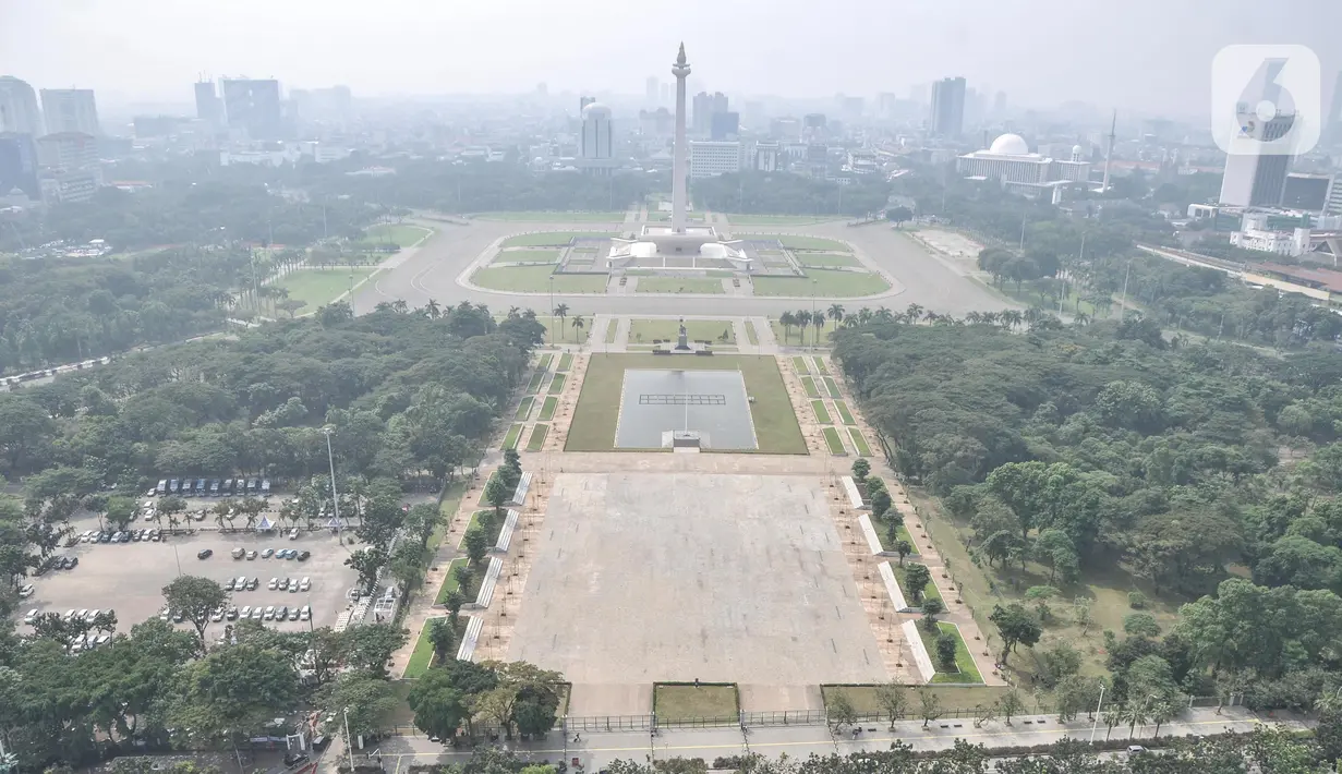 Pemadangan saat polusi menyelimuti langit Monumen Nasional (Monas) dan gedung bertingkat di Jakarta, Senin (20/6/2022). Sementara konsentrasi PM 2.5 di udara saat ini 27 kali di atas nilai panduan kualitas udara tahunan WHO yang menunjukkan bahwa kualitas udara di Ibu Kota termasuk kategori tidak sehat. (merdeka.com/Iqbal S. Nugroho)