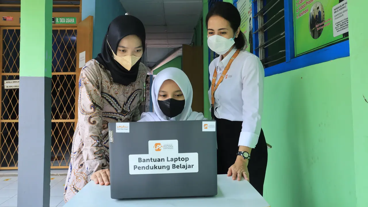 LPS memberikan bantuan laptop bagi sekolah yang membutuhkan di wilayah DKI Jakarta, Jawa Barat dan Banten. (Dok LPS)