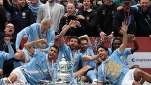 Para pemain Manchester City berpose dengan trofi juara setelah pertandingan final Piala FA Inggris antara Chelsea dan Manchester City di London, Sabtu, 16 Mei 2026. (AP Photo/Richard Pelham)