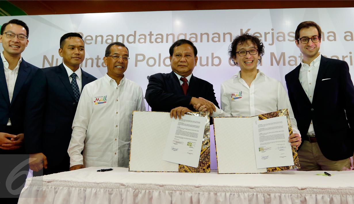 Chairman of Nusantara Polo Club Prabowo Subianto (ke empat kiri) dan CEO MatahariMall.com Hadi Wenas (kedua kanan) menunjukkan nota kerjasama antara MatahariMall.com dengan Nusantara Polo Club, Jakarta, Rabu (27/1/2016). (Liputan6.com/Fery Pradolo)