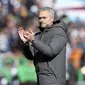 Pelatih Manchester United, Jose Mourinho memberikan salam kepada fans usai timnya menang atas Burnley pada lanjutan Premier League di Turf Moor Stadium, Burnley, Minggu (23/4/2017). MU menang 2-0.  (Martin Rickett/PA via AP)