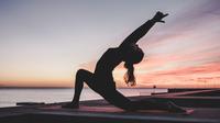 Ilustrasi seseorang yang bangun pagi untuk melakukan yoga. (Foto: Unsplash/kike vega)