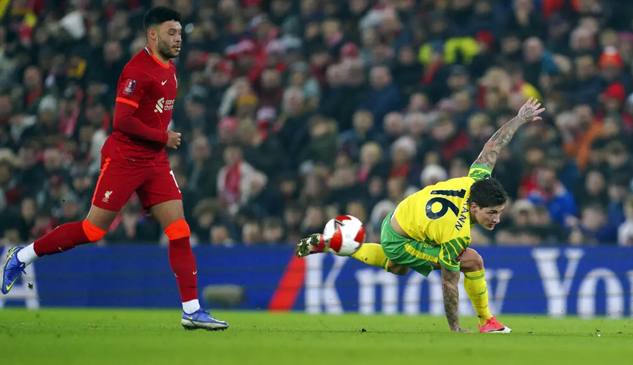 Pemain Norwich City Mathias Normann (kanan) berebut bola dengan pemain Liverpool Alex Oxlade-Chamberlain pada pertandingan sepak bola Piala FA di Stadion Anfield, Liverpool, Inggris, 2 Maret 2022. Liverpool menang 2-1. (AP Photo/Jon Super)