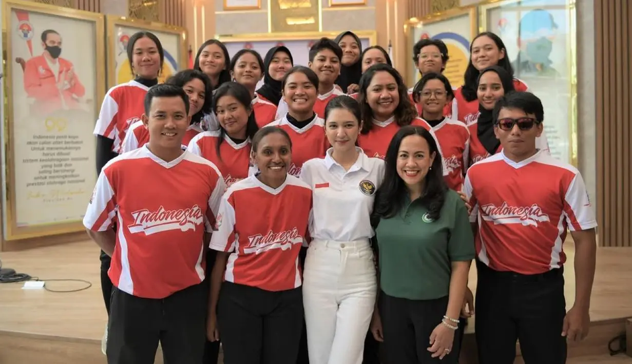 <p>Baru-baru ini, Mikha diangkat menjadi Tenaga Ahli di Kemenpora oleh Menpora Dito Ariotedjo. Istri Deva Mahenra itu ditugaskan untuk bidang Komunikasi Publik. [Foto: IG/miktambayong].</p>