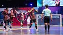 Pemain Grim Hunter, Sanjaya melakukan selebrasi di depan wasit dalam laga Futsal X Series 2 melawan Lynx Hunters di GOR UNJ, Rawamangun, Jakarta, Sabtu (17/01/2026). (Bola.com/Bagaskara Lazuardi)