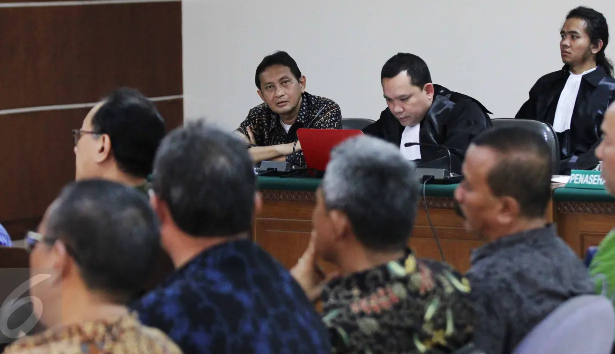 Terdakwa mantan Kepala Dinas Perhubungan DKI Jakarta, Udar Pristono menyimak keterangan saksi saat sidang di Pengadilan Tipikor, Jakarta, Senin (15/6/2015). 13 saksi dari Dishub dihadirkan dalam sidang tersebut. (Liputan6.com/Helmi Afandi)