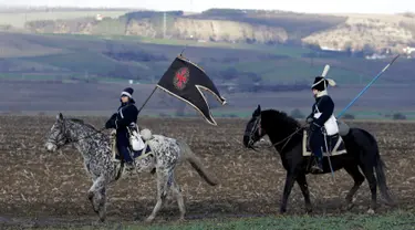 Sejumlah orang berpakaian tentara tahun 1800-an menunggang kuda untuk mengenang kembali pertempuran Austerlitz di dekat desa Moravian selatan Herspice, Republik Ceko (2/11). Mereka adalah orang-orang penggemar sejarah. (Reuters/David W Cerny)