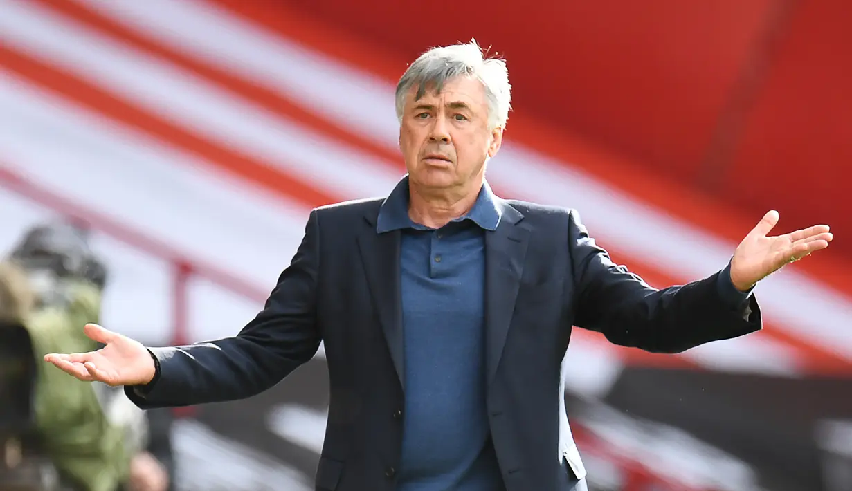 Pelatih Everton, Carlo Ancelotti, memperhatikan pemainnya saat menghadapi Sheffield United pada laga lanjutan Premier League di Bramall Lane Stadium, Selasa (21/7/2020) dini hari WIB. Everton menang 1-0 atas Sheffield United. (AFP/Peter Powell/pool)