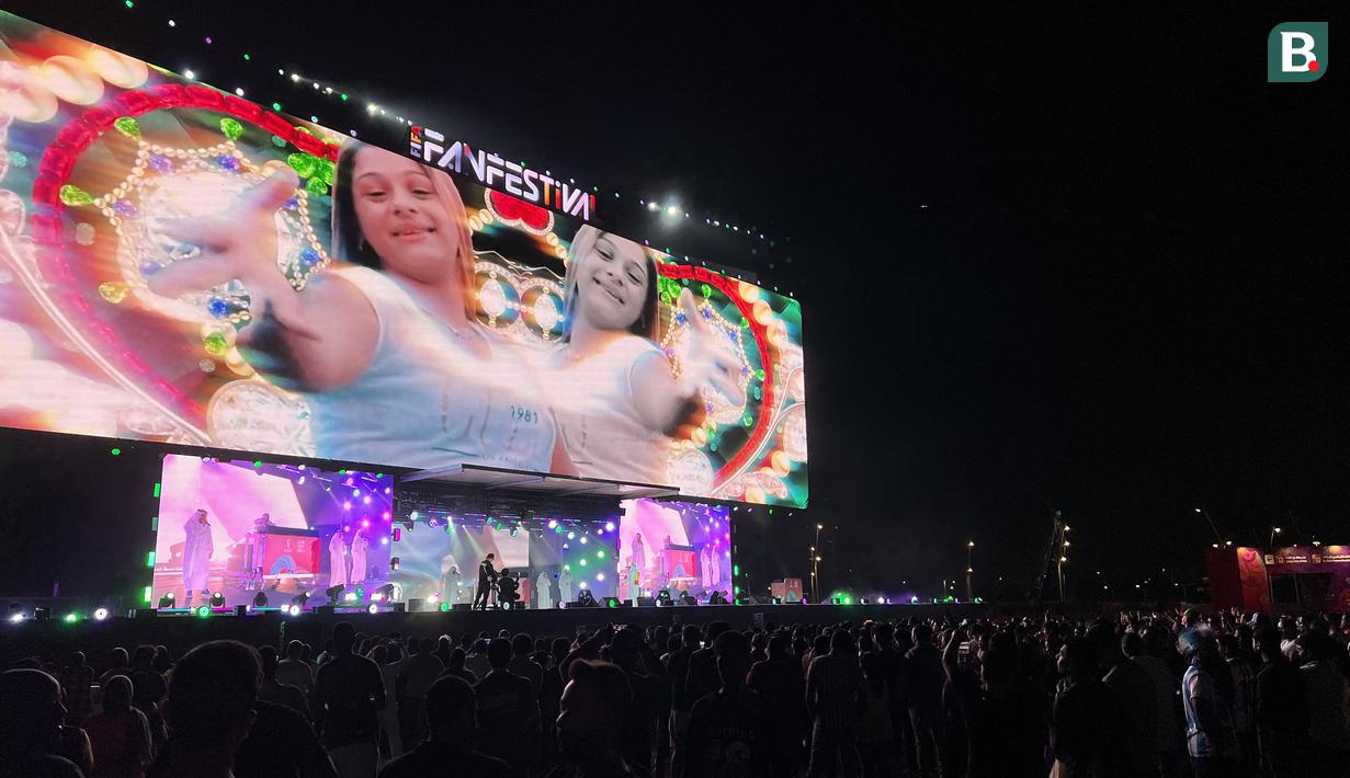 Terlebih saat malam hari selama event Piala Dunia 2022, kawasan Corniche juga dipakai sebagai arena nonton bareng yang disediakan khusus di area FIFA Fan Festival. (Bola.com/Ade Yusuf Satria)