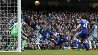 Pemain Chelsea, Gary Cahill, mencetak gol bunuh diri ke gawangnya sendiri saat melawan Manchester City dalam laga Premier League di Stadion Etihad, Sabtu (3/12/2016). (Action Images via Reuters/Jason Cairnduff)