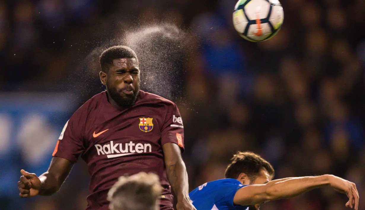 Pemain Barcelona Samuel Umtiti menyundul bola saat melawan Deportivo dalam pertandingan La Liga Spanyol di stadion Riazor, Spanyol (29/4). Dengan kemenangan ini Barcelona memastikan gelar juara La Liga Spanyol. (AP/Lalo R. Villar)