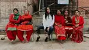 Umur boleh 48, tapi gayanya enggak kelihatan kayak ibu-ibu yang nyaris kepala lima. Sophia mengaku mendapatkan kedamaian dan kenyamana spiritual saat berada di Nepal. (Liputan6.com/IG/@sophia_latjuba88)