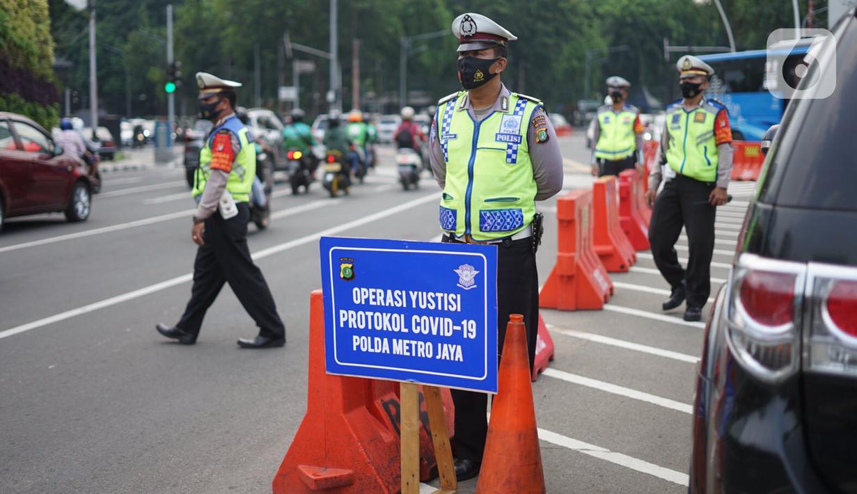 Petugas gabungan menggelar Operasi Yustisi Protokol Covid-19 di kawasan Tugu Tani, Jakarta, Senin (14/9/2020). Operasi tersebut digelar sebagai langkah untuk menekan penyebaran Covid-19 di masa PSBB Jakarta. (Liputa6.com/Immanuel Antonius)