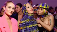 (Dari kiri) Model Inggris Rosie Huntington-Whiteley, penyanyi Inggris Rita Ora dan penyanyi rap AS Nicki Minaj menghadiri fashion show Versace pada Milan Fashion Week, 21 September 2018. (AFP/Miguel MEDINA)