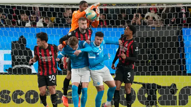 Duel Napoli vs Milan di semifinal Supercoppa Italiana di Al-Awwal Park, Riyadh, Arab Saudi, Jumat (19/12/2025). (AP Photo/Altaf Qadri)