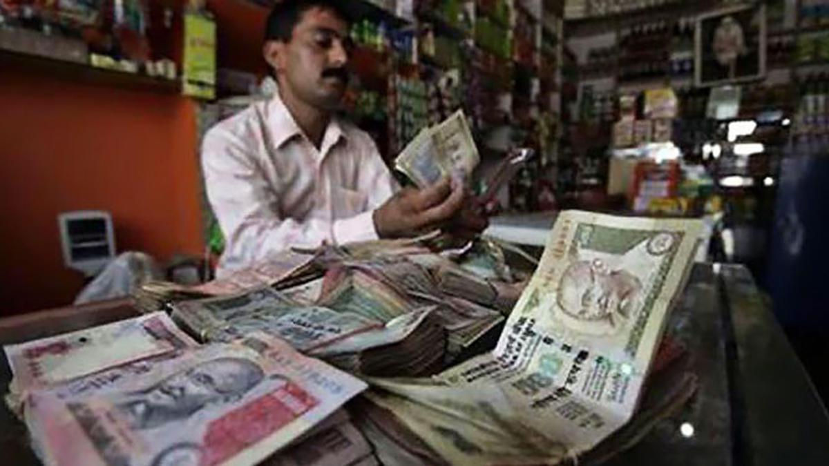 Rupiah atau Rupee, Siapa jadi Terburuk Sampai Akhir Tahun?