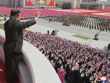 Pemimpin Korea Utara Kim Jong-un melambaikan tangan dari balkon saat dia menghadiri parade untuk merayakan ulang tahun ke-110 mendiang pendiri Korea Utara Kim Il-sung di Lapangan Kim Il-sung, Pyongyang, Korea Utara, 15 April 2022. (Korean Central News Agency/Korea News Service via AP)