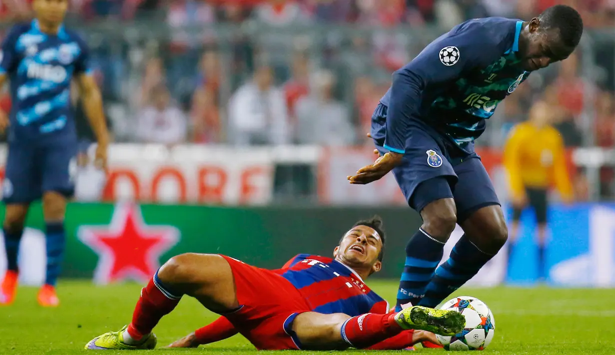 Penyerang Porto, Jackson Martinez (kanan) berusaha melewati pemain Bayern Muenchen Thiago Alcantara di leg kedua perempat final Liga Champions di Allianz Arena, German, Rabu (22/4/2015). Bayern Muenchen menang 6-1 atas Porto. (Reuters/Kai Pfaffenbach) 
