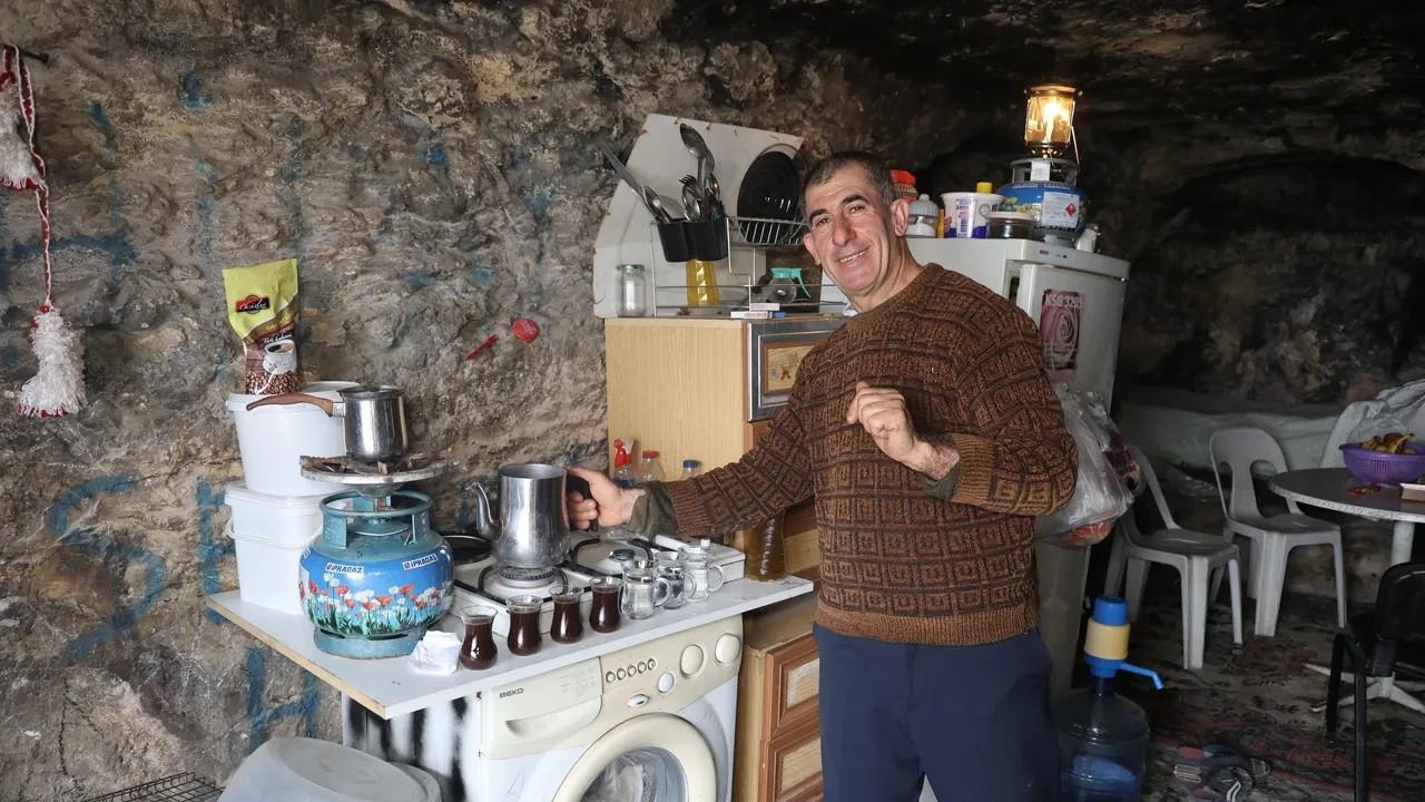 Pria Takut Gempa Tinggal di Dalam Gua