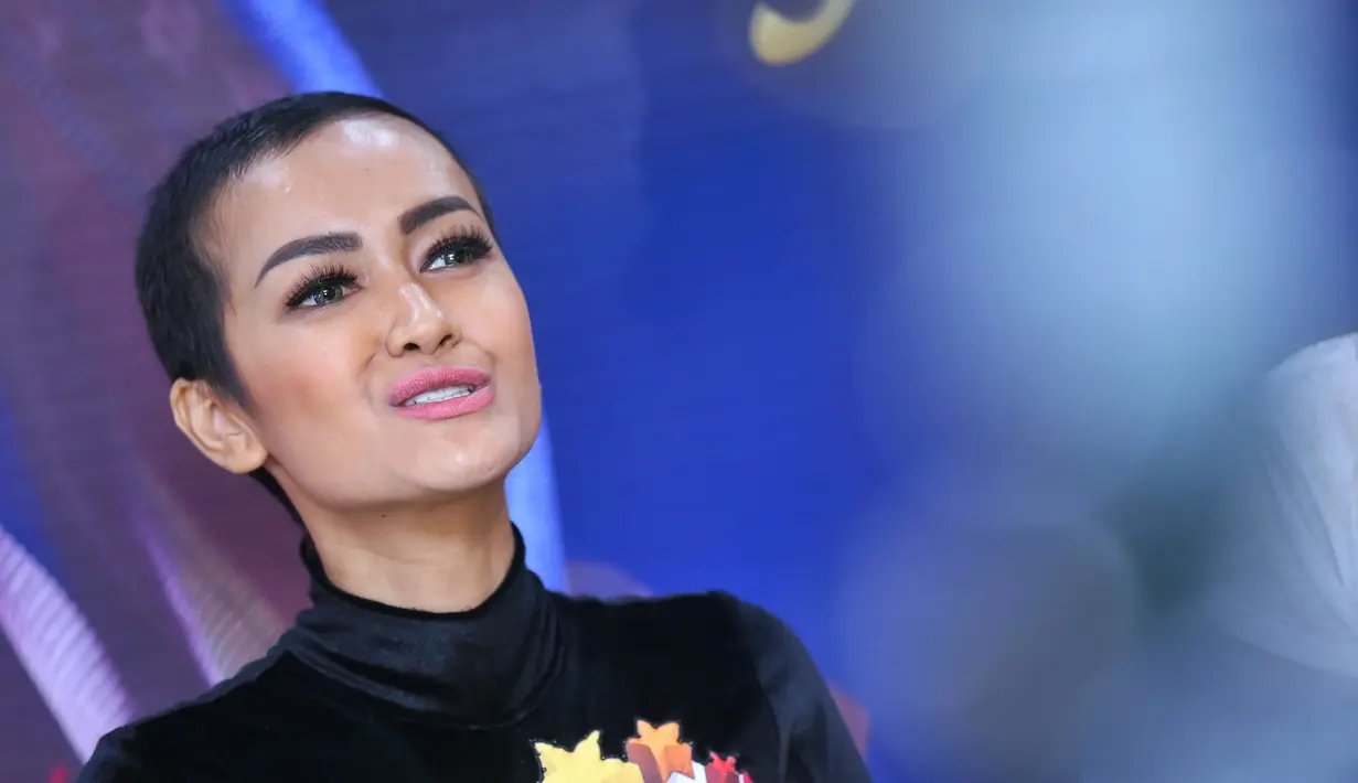 Seperti diketahui, Julia Perez terkena kanker serviks stadium 4. Beberapa perawatan harus di jalanai yang salah satunya menjalani kemoterapi. (Adrian Putra/Bintang.com)
