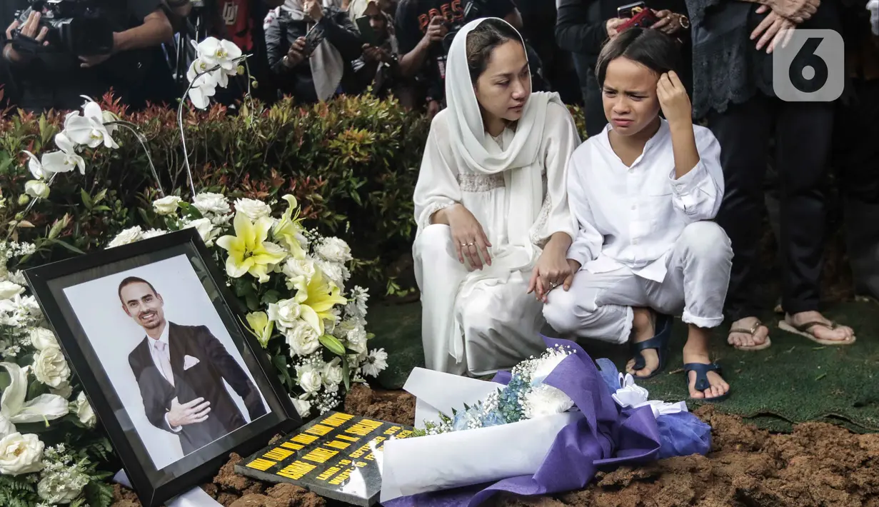 Bunga Citra Lestari atau BCL bersama anaknya Noah Sinclair saat pemakaman jenazah Ashraf Sinclair di San Diego Hills, Karawang, Jawa Barat, Selasa (18/2/2020). Keluarga dan kerabat mengiringi pemakaman jenazah Ashraf Sinclair. (Liputan6.com/Faizal Fanani)