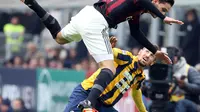 Mattia De Sciglio bek AC Milan langsung terkapar bak petinju saat wajahnya tanpa sengaja terkena sepatu pemainHellas Verona di Serie A.