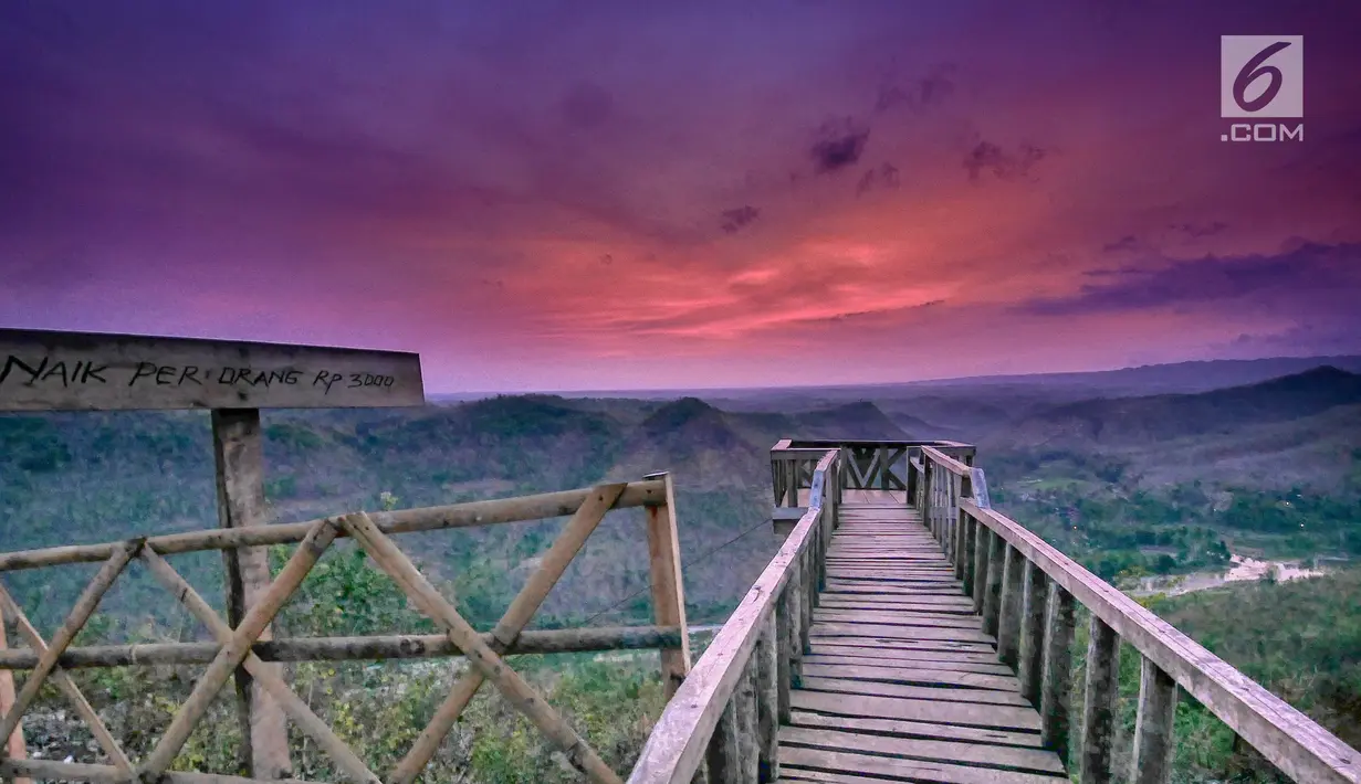Suasana matahari terbit di  Bukit Panguk Kediwung, Bantul, Yogyakarta(17/10). Bukit Panguk Kediwung dibuka untuk umum sekitar pertengahan 2016 oleh masyarakat setempat dan menawarkan keindahan sunrise di atas awan. (Liputan6.com/Herman Zakharia)