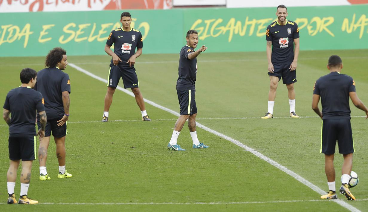 Striker Brasil, Neymar, mengikuti sesi latihan bersama timnas Brasil jelang laga kualifikasi piala dunia 2018 di Porto Alegre, Brasil, Selasa (29/8/2017). Brasil akan berhadapan dengan Ekuador. (AP/Andre Penner)