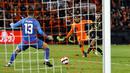 Penyerang Belanda Donyell Malen (tengah) mencetak gol ke gawang Gibraltar pada laga Kualifikasi Piala Dunia 2022 zona Eropa Grup G di De Kuip, Rotterdam, Selasa (12/10/2021) dini hari WIB. Menjamu Gibraltar, Belanda menang 6 gol tanpa balas. (JOHN THYS/AFP)