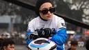 Mengikuti ajang drifting mobil, Nathalie Holscher tetap tampil santun dengan mengenakan hijab [@nathalieholscher]