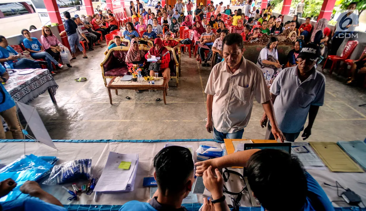 Dua ratus petani jagung menunggu penyaluran kredit produktif dari DanaRupiah, platform Fintech Peer to Peer (P2P) Lending di Kotamobagu, Bolaang Mongondow, Sulut, Kamis (4/7/2019). Penyaluran kredit dengan total nilai Rp 1,5 miliar digunakan untuk pembelian bibit dan pupuk. (Liputan6.com/HO/Ading)