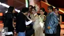 Paramitha Rusady  memeluk Istri Didi Petet yang menangis saat menerima Lifetime Achievment Award (Penghargaan Capaian Seumur Hidup) dalam Festival Film Bandung ke-28 untuk Didi Petet, Jawa Barat, Sabtu (12/9/2015). (Liputan6.com/Herman Zakharia)