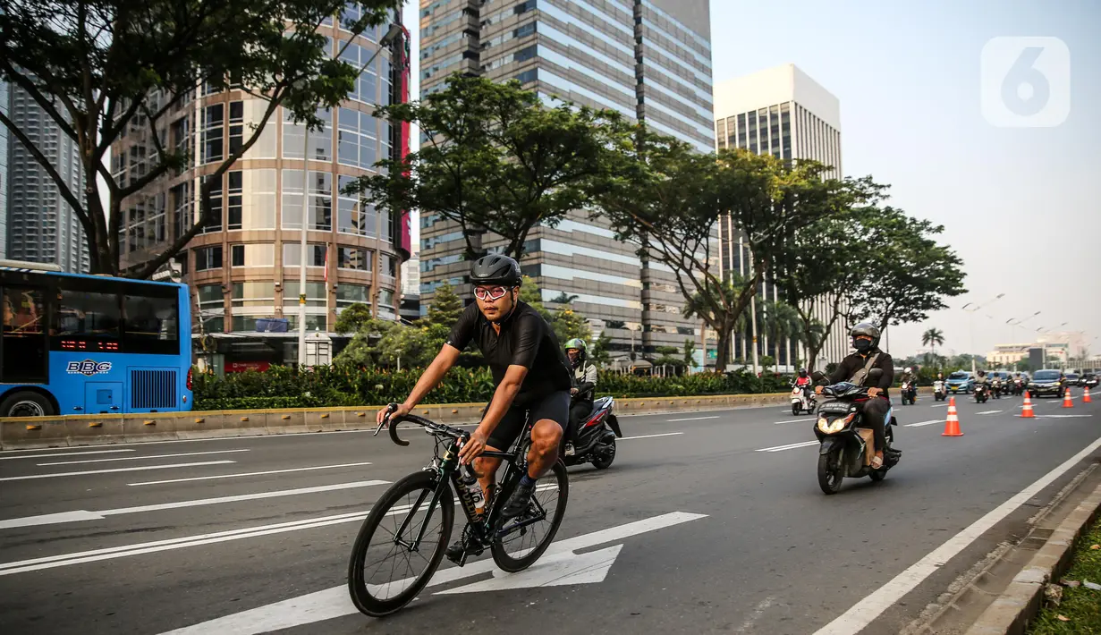 Warga menggunakan sepeda di jalur khusus sepeda di kawasan Jalan Sudirman, Jakarta, Selasa (14/7/2020). Keputusan tersebut ditetapkan, lantaran masih banyak pesepeda dan pejalan kaki di kawasan itu. (Liputan6.com/Faizal Fanani)